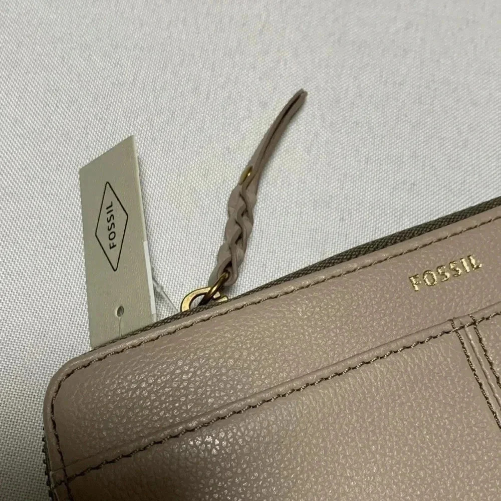 Fossil Women’s Wallet. NWT. - Picture 2 of 4
